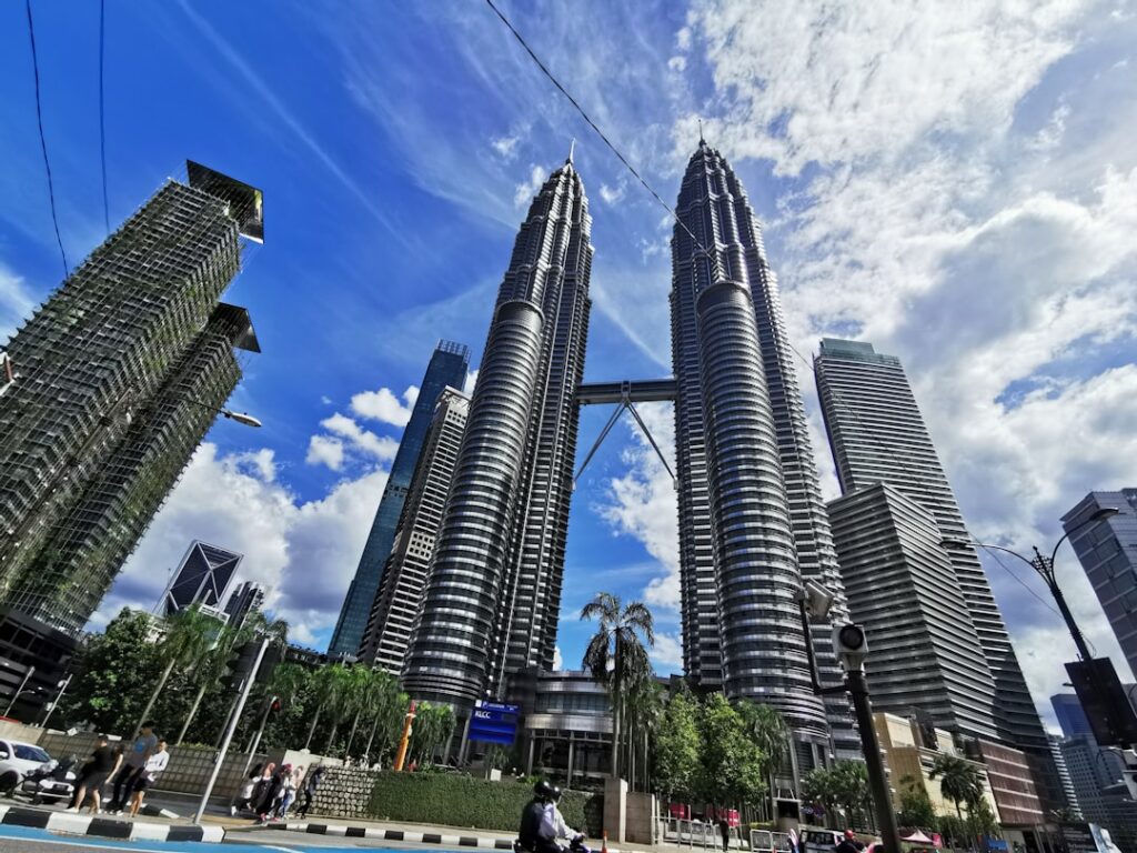 Découvrez les tours Petronas, symbole emblématique de Kuala Lumpur. Plongez dans l'histoire, l'architecture et les attractions de ces gratte-ciel iconiques au cœur de la Malaisie.